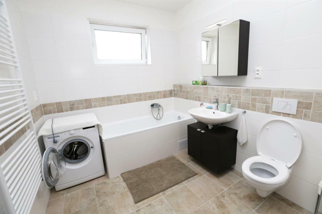 Samorin - Apartment In The Center - Private Parking - Klimatizacia Dış mekan fotoğraf